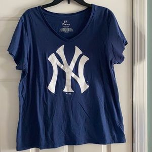 Women’s Yankees V-Neck tshirt